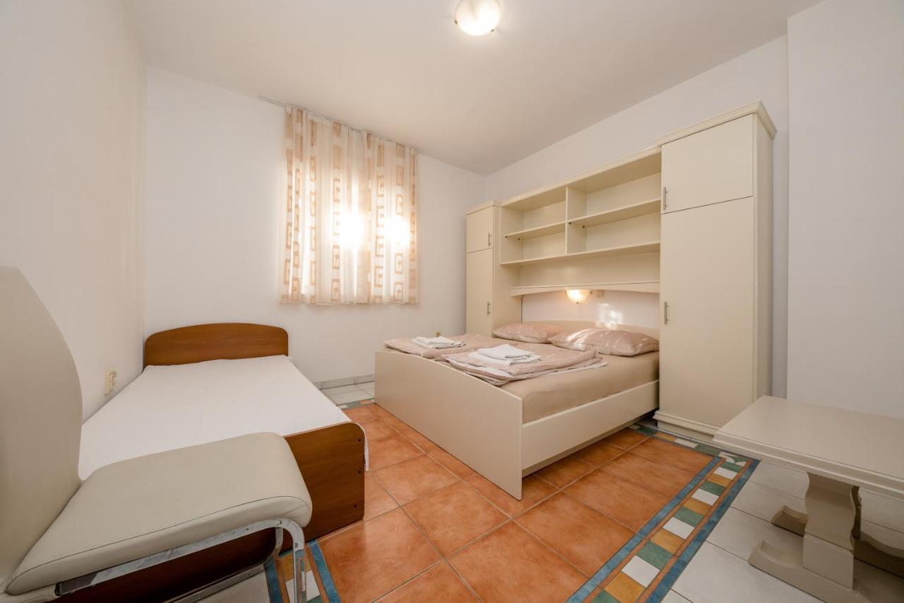 Apartments And Rooms By The Sea Supetarska Draga - Gornja, Rab - 11579 エクステリア 写真